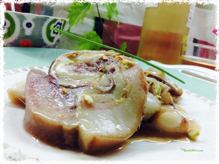 Pastel de cerdo con salsa de cebolla con pistachos 1